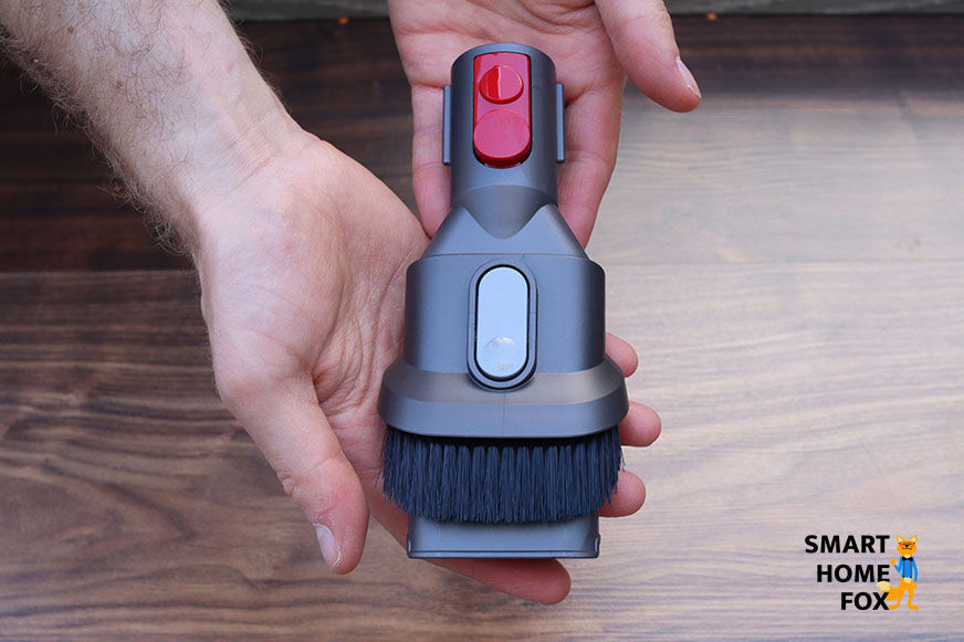 Комбинированная щетка Dyson V11 в руках